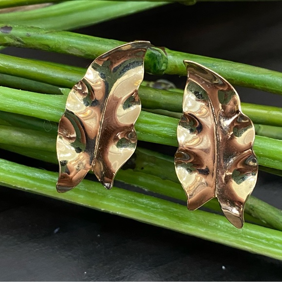 Vintage Unsigned Gold-tone Leaf Lightweight Clip On Earrings - Picture 3 of 10